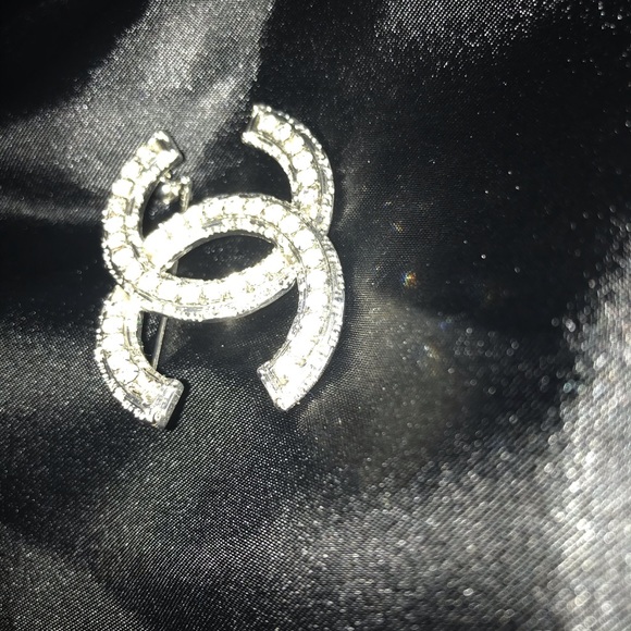 AUTHENTIC CLASSIC CHANEL BROOCH EXCLUSIVE - Picture 6 of 9